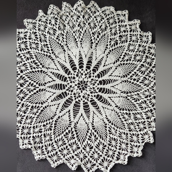 VINTAGE HAND CROCHET PINEAPPLE CENTERPIECE OR ACCENT - Picture 2 of 6